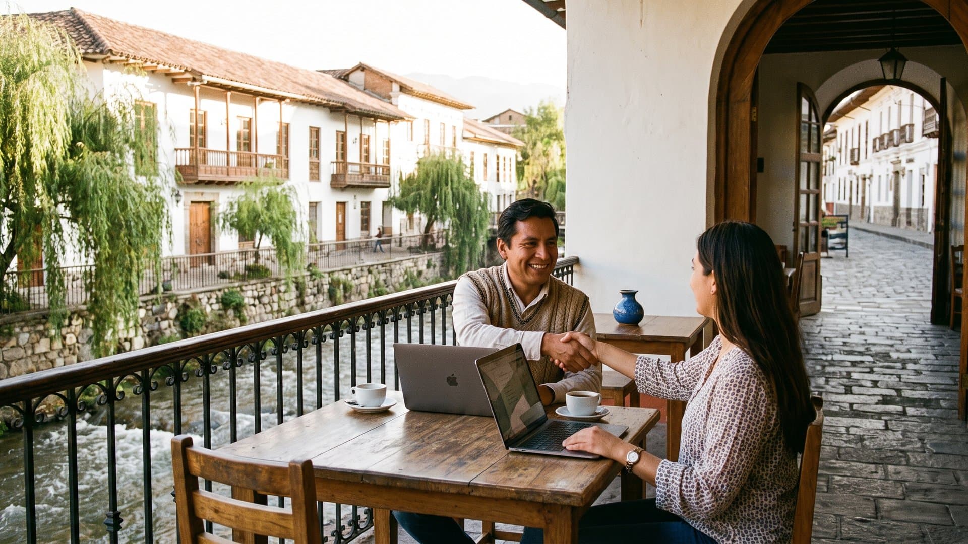 Dos dueños de pequeños negocios se dan la mano en una terraza soleada